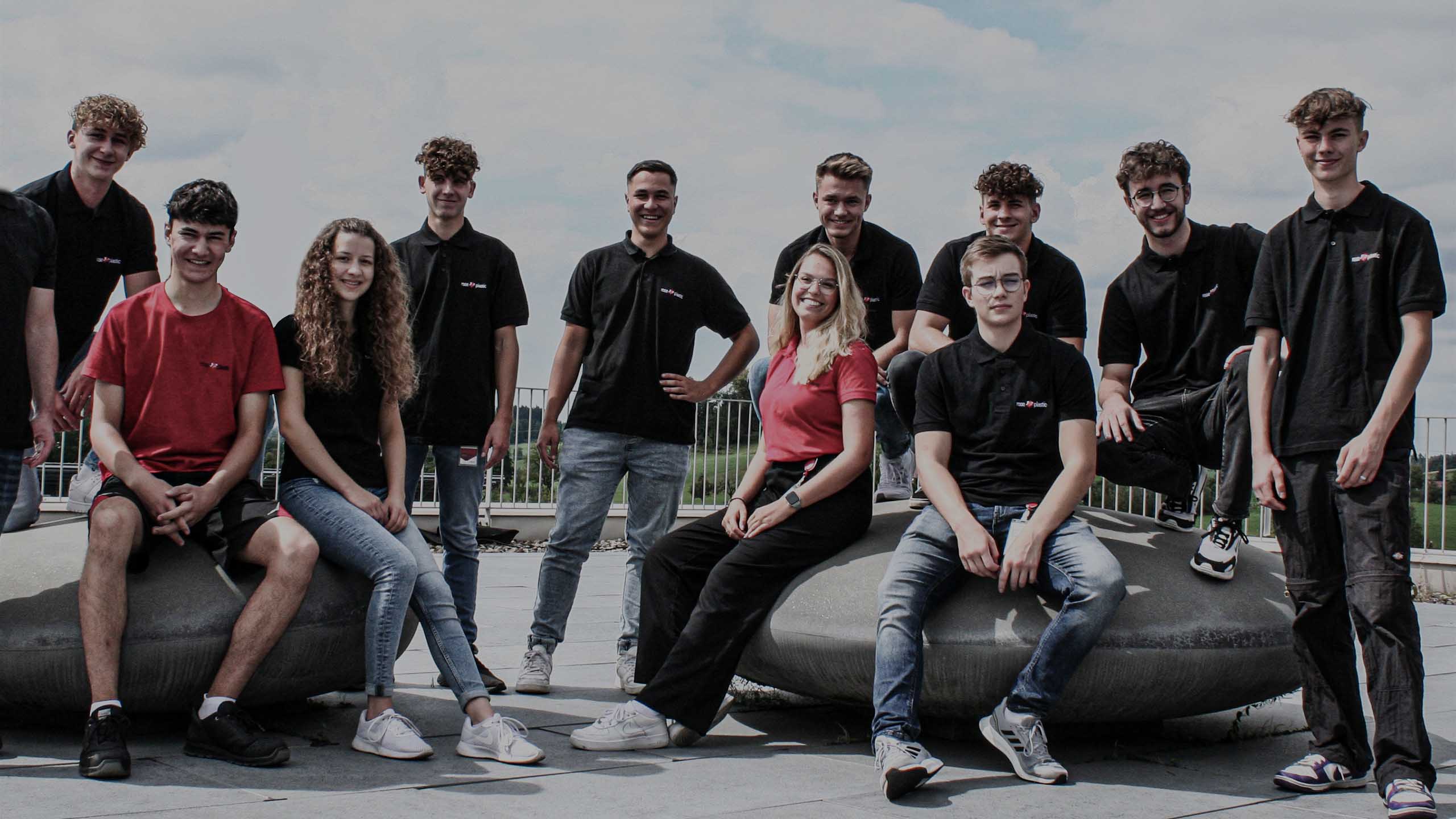 Die Auszubildenden von rose plastic auf einem Gruppenbild.